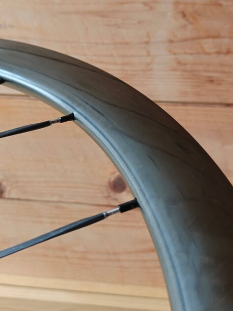 LWC 超軽量 カーボンホイール クリンチャー ヒルクライム特化カーボンホイール一覧｜超軽量700g台から | LWC WHEELS